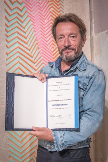 Prejemnik pesniške nagrade Fanny Haussmann za leto 2021 Matjaž Pikalo. Fotografija: Bina Plaznik