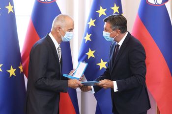 Urednik Vladimir Habjan je od slovenskega predsednika Boruta Pahorja sprejel državno priznanje. (Foto: Daniel Novakovič/STA)