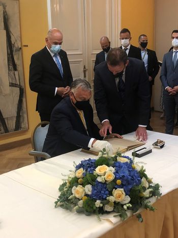 Predsednika Vlade Madžarske Viktor Orban in Vlade RS Janez Janša sta se vpisala v knjigo častnih gostov mesta Celja