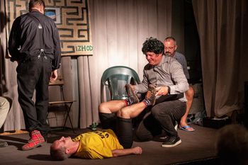 Dejmo stisnt teater