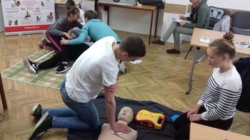 RK Slovenije ob svetovnem dnevu prve pomoči poziva k uvedbi obveznega usposabljanja in izobraževanja o prvi pomoči v šolah 