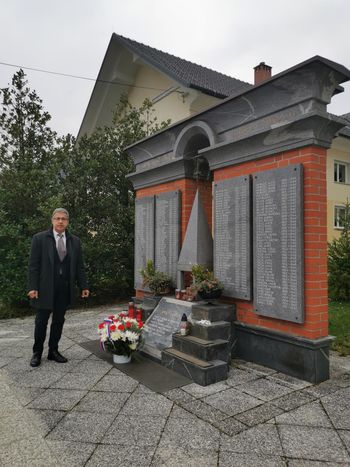 Župan je v spomin na pokojne prednike položil cvetje Župan je v spomin na pokojne prednike položil cvetje