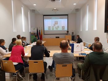 V Pomniku miru na Cerju gostili fokusno skupino »Ohranjanje kraških travišč – primer z roba kraške planote (Cerje)«