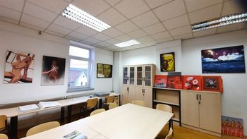 NOVA PODOBA DRUŠTVENEGA  PROSTORA IN PRVA INTERNA RAZSTAVA V NJEM