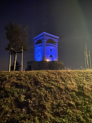 Pomnik miru v projektu ZORA odet v turkizno barvo