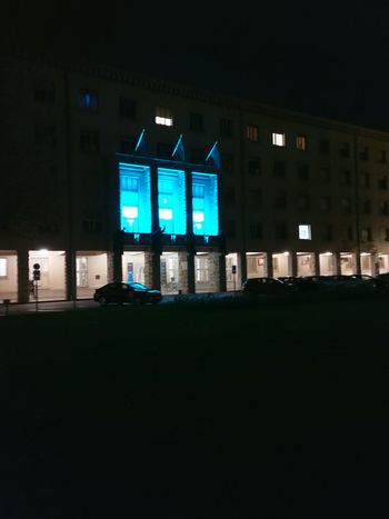 Pomnik miru v projektu ZORA odet v turkizno barvo