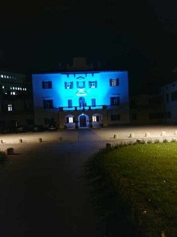 Pomnik miru v projektu ZORA odet v turkizno barvo