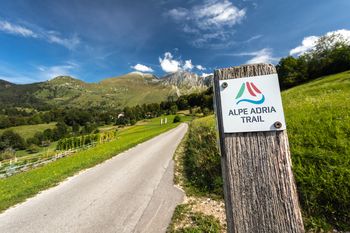Daljinska pohodniška pot Alpe Adria v 43 etapah in približno 750 km povezuje avstrijsko Koroško, Slovenijo in Furlanijo-Julijsko krajino (foto slovenia.info, Jošt Gantar)