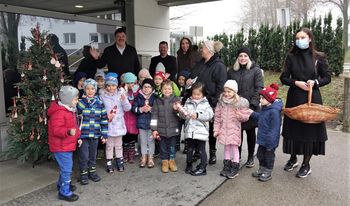 Otroci iz vrtca Tinkara so nam okrasili božično smrečico, v spremstvu angelov in parkeljnov nas je obiskal Miklavž 