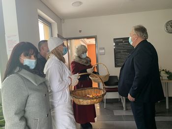 Božično  darilo logaškim vrtcem, šolam in domovom starejših