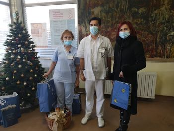 Podžupanja Breda Arnšek predala darila za novorojenčke in se zahvalila osebju SBC 