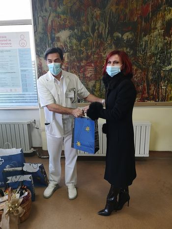 Podžupanja Breda Arnšek predala darila za novorojenčke in se zahvalila osebju SBC 
