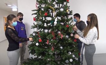 Video: Dedek mraz na DOŠ Prosenjakovci Video: Dedek mraz na DOŠ Prosenjakovci