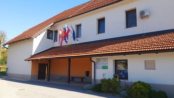 Podružnična šola Laze.