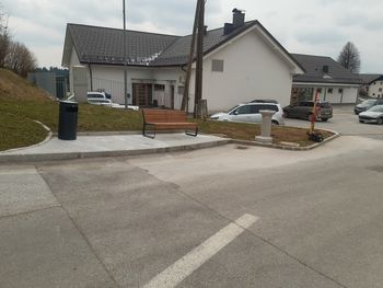 Klop in koš za odpadke ob vrtcu Rovte      