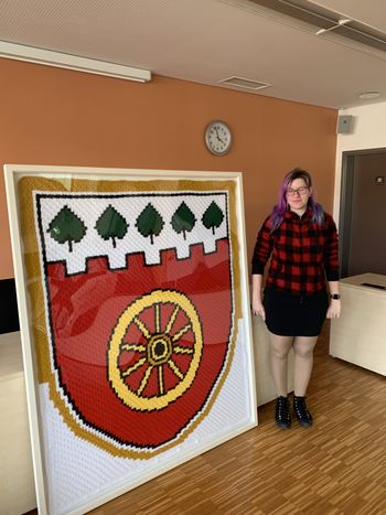 V kvačkan grb občine Logatec vložila okoli 100 ur dela ter 2,5kg volne