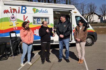 Veselo, razigrano in ustvarjalno z Minibusom veselja pri OŠ Louisa Adamiča v Gros Veselo, razigrano in ustvarjalno z Minibusom veselja pri OŠ Louisa Adamiča v Gros