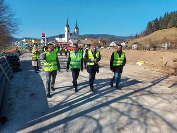 Minister za infrastrukturo si je ogledal gradbišče obvoznice Žiri