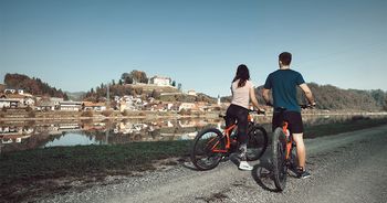 Poženite se s kolesom po razgibani pokrajini doline reke Save