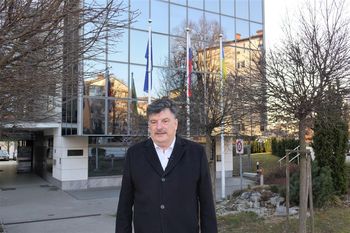 Pred občinsko hišo, v znak solidarnosti z Ukrajino, izobešena Ukrajinska zastava Pred občinsko hišo, v znak solidarnosti z Ukrajino, izobešena Ukrajinska zastava