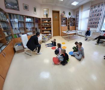Pravljična ura z ustvarjalnico v žalski knjižnici