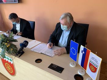 Podpis pogodbe za projekt Odvajanje in čiščenje odpadne vode v porečju Ljubljanice - Občina Logatec