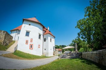 Oddaja gostinskega lokala na gradu Komenda v najem