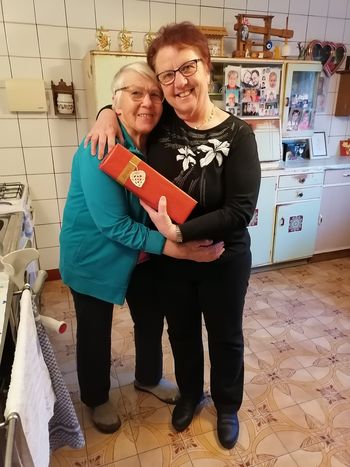 Članice skupine Iskrice obdarile člane Društva upokojencev Polzela