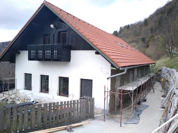 Nova fasada na Planinskem domu Pod Reško planino