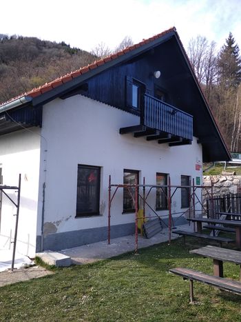 Nova fasada na Planinskem domu Pod Reško planino