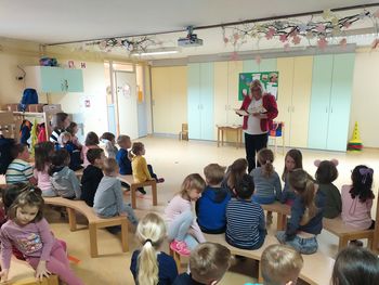 Obisk pisateljice Nine Mav Hrovat v Vrtcu Ciciban Sevnica, enota Kekec