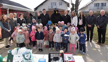 Najmlajši iz vrtca Pika skupaj z županom dr. Petrom Verličem Kosa dobro podučili, kako pravilno ločevati odpadke
