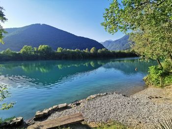 UPOKOJENCI GREDO NA IZLET Z VLAKOM DO MOSTU NA SOČI