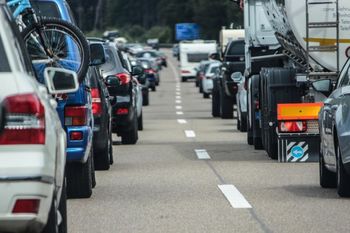 Ob pričakovani poletni prometni gneči župan pristojne pozval k aktivnejšemu in bolj celostnemu reševanju problematike