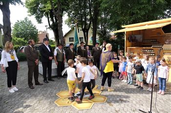 Paviljon Medena zgodba na Adamičevi ploščadi v Grosupljem