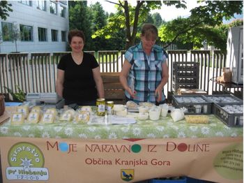 Stojnice z lokalnimi izdelki pred Slovenskim planinskim muzejem