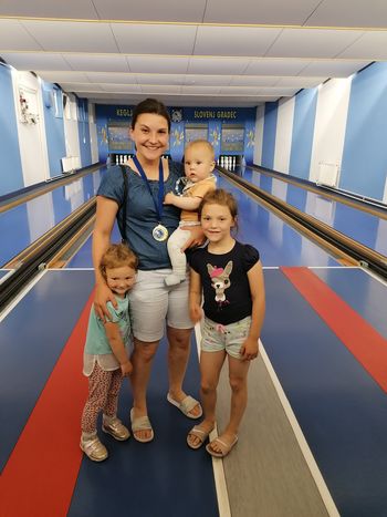 Mojca Slatinek z mlado kegljaško družino