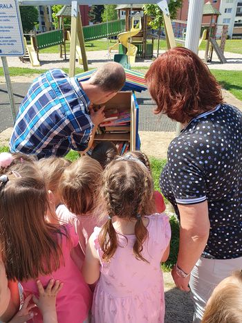 Vzgojitelji iščejo knjigo, ki jo bodo prebrali nastopajočim