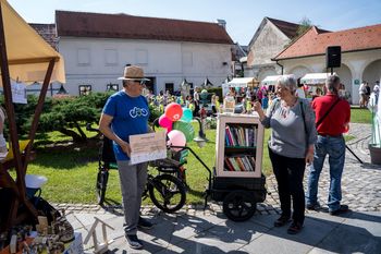 Meškova mobilna bukvarnica. Foto: fotobeležNica, Nika Hölzl Praper