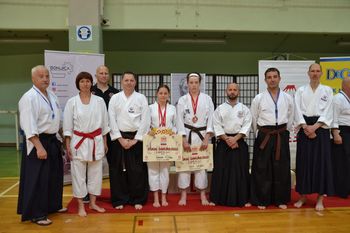 Lana in Taj na stopničkah na turnirju SAKURA 2022 v Dobravljah