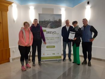 Predstavniki podjetja MARS na Cerju posadili potomke najstarejše slovenske lipe