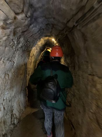 V rovu rudnika živega srebra, pripoved soške fronte in objem Tolminke