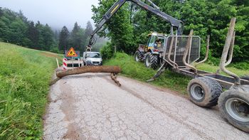 Vandali z neupoštevanjem cestne zapore uničujejo cesto Žerovnik–Osredek!