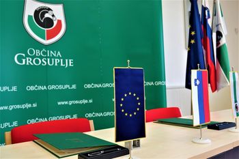 Podpis pogodbe za izgradnjo večnamenskega igrišča v Veliki Stari vasi