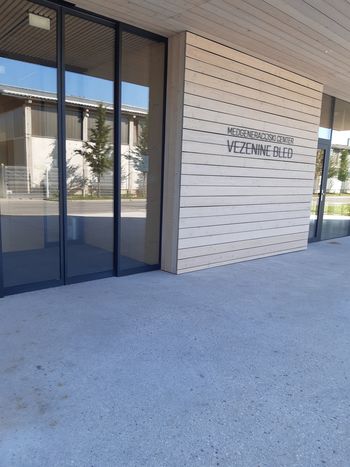 Knjižnica Blaža Kumerdeja Bled v poletnem času