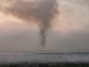 Požar na italijanski strani še vedno grozi