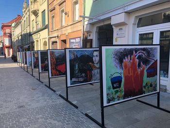 Na Glavnem trgu razstavljene unikatne poslikave otrok in mladih na temo gasilstva  