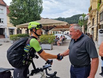 Podžupan Vladimir Ljubek sprejel dobrodelnega kolesarja Matjaža Hribljana 