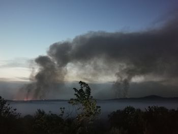 Boj z ognjem se nadaljuje in zaustavitev dobrodelnih akcij