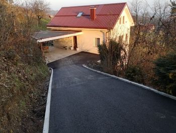 Obnov stanovanjskih hiš še niso končali Obnov stanovanjskih hiš še niso končali